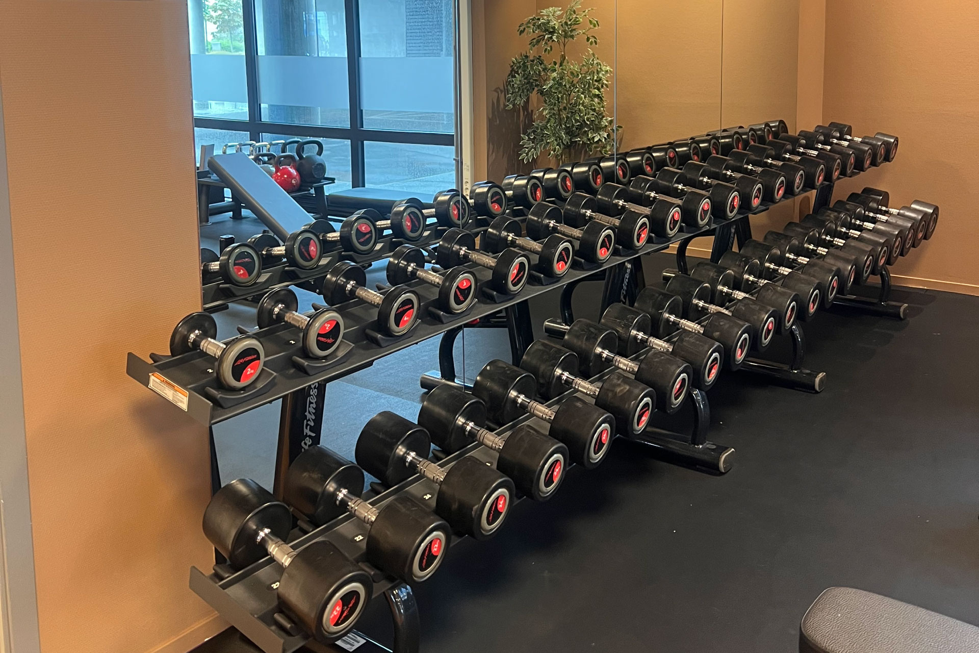 Treningsapparater i treningsstudio til VYBE Fitness, treningssenter på Forus