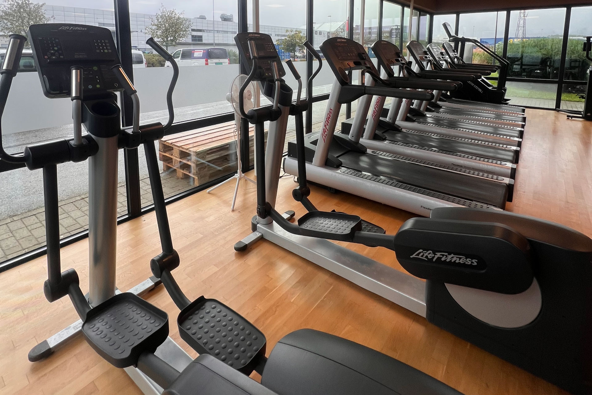 Treningsapparater i treningsstudio til VYBE Fitness, treningssenter på Forus